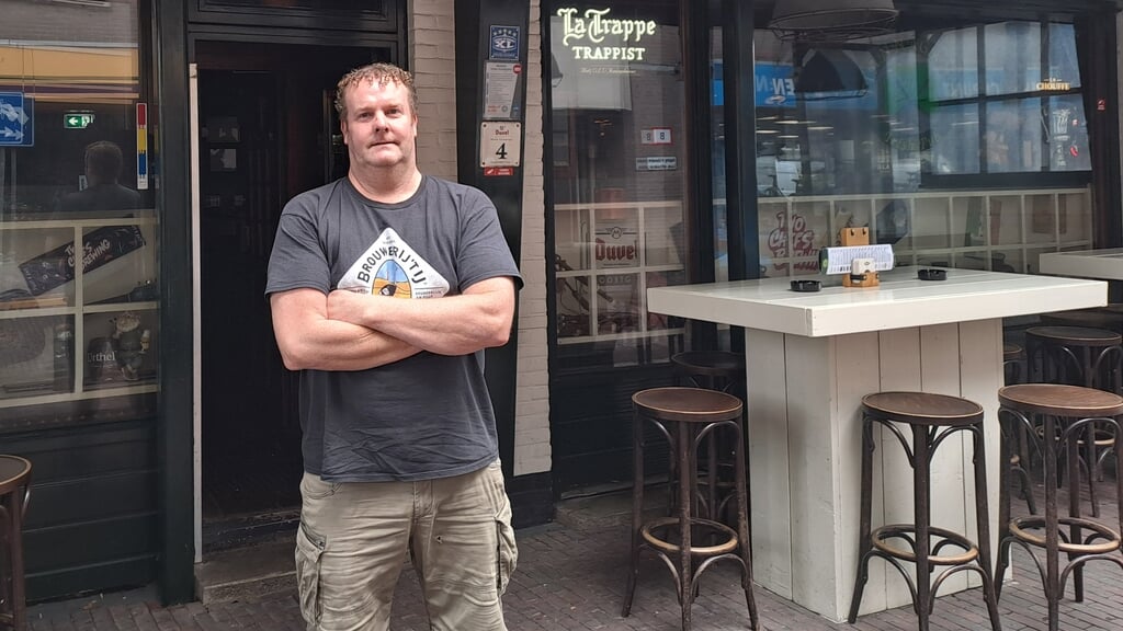 Bart Siezen op het terras van zijn Ierse pub Flannagan's.
