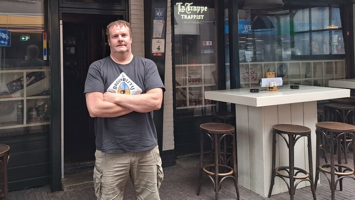 Bart Siezen op het terras van zijn Ierse pub Flannagan's.