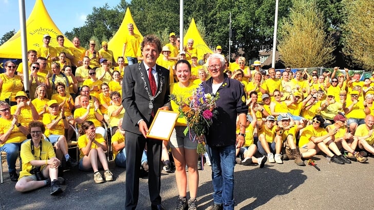 Burgemeester René Verhulst reikte in 2024 de erepenning uit aan Elis Mulder (secretaris) en Wim Spier (voorzitter) van Kinderdorp. 