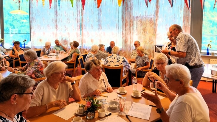 Als onderdeel van het feestprogramma wordt door de bewoners een quiz gespeeld. De quiz stond onder leiding van quizmaster Teus (rechts op de foto).