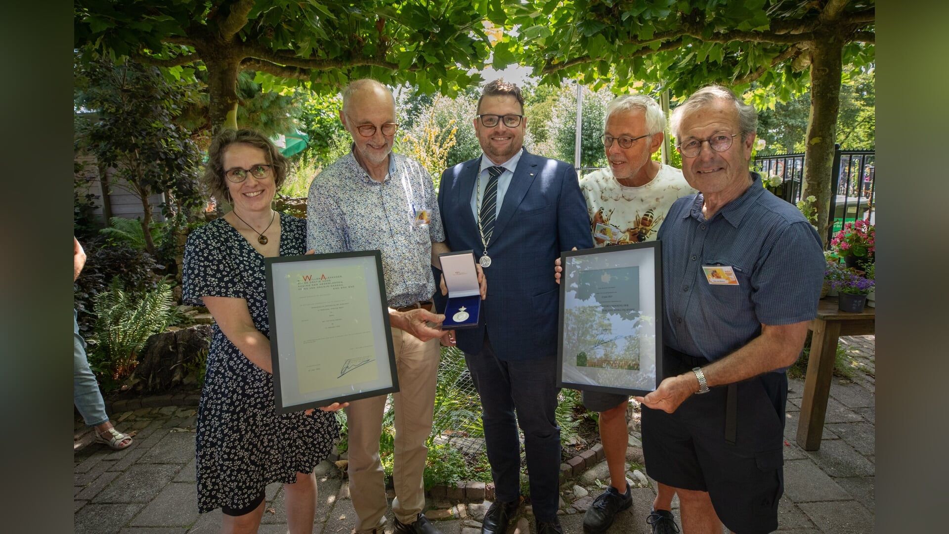 Beeld bij artikel: Bezige bijtjes in Baarn ontvangen Koninklijke Erepenning