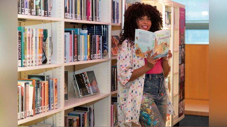 Actrice en presentatrice Fenna Ramos is het gezicht van Vakantielezen in de Bibliotheek. 