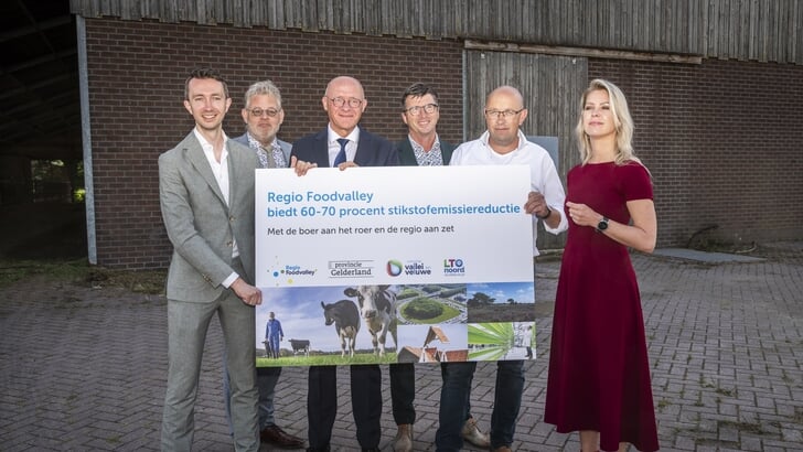 De regio Foodvalley laat de ambitie zien die met minister Femke Wiersma (rechts) is afgesproken. Links Jan Pieter van der Schans, tweede van links wethouder Bennie Wijnne.
