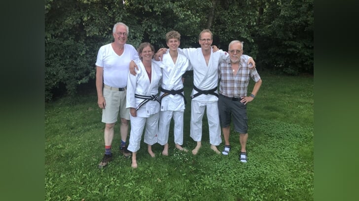 Familie Duizer en docent Scherpenisse zijn trots op bezit zwarte band.