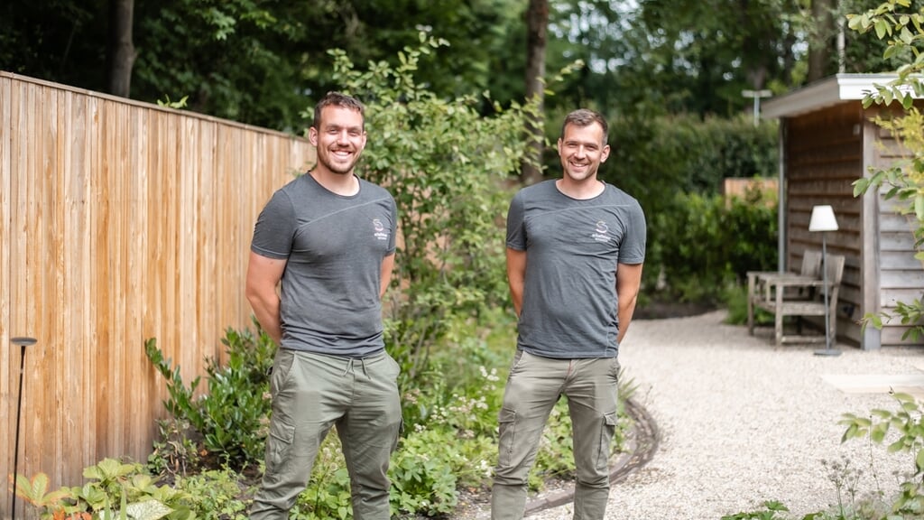 Andries (links) en Gerrit Flier zijn per direct op zoek naar een vakbekwaam hovenier.