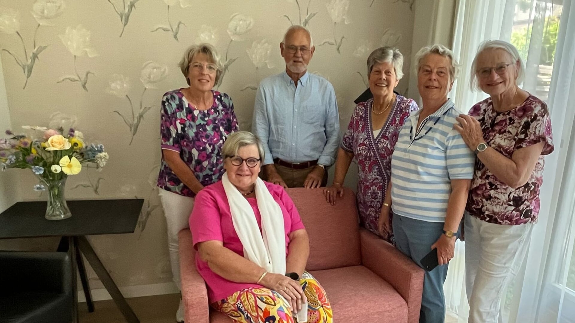 Op de foto staand van links naar rechts: coördinator Maureen  Brouwer, voorzitter Chiel Huffmeijer en de bestuursleden van Inner Wheel Doorn Adrie Berkhout, Lysbeth van Valkenburg en Trudy Aufderheijde; zittend: Lena Kolff, secretaris van het hospice.