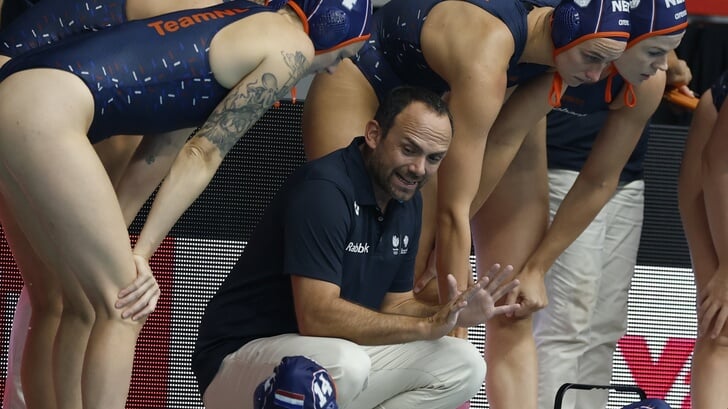 Edese bondscoach Evangelos Doudesis geeft de Waterpolodames advies tijdens hun laatste wedstrijd tegen Australië.