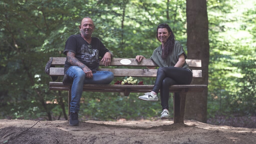 Paul Sterkenburg en Mariët Bosch op het herinneringsbankje voor Shelley in het Horabos.