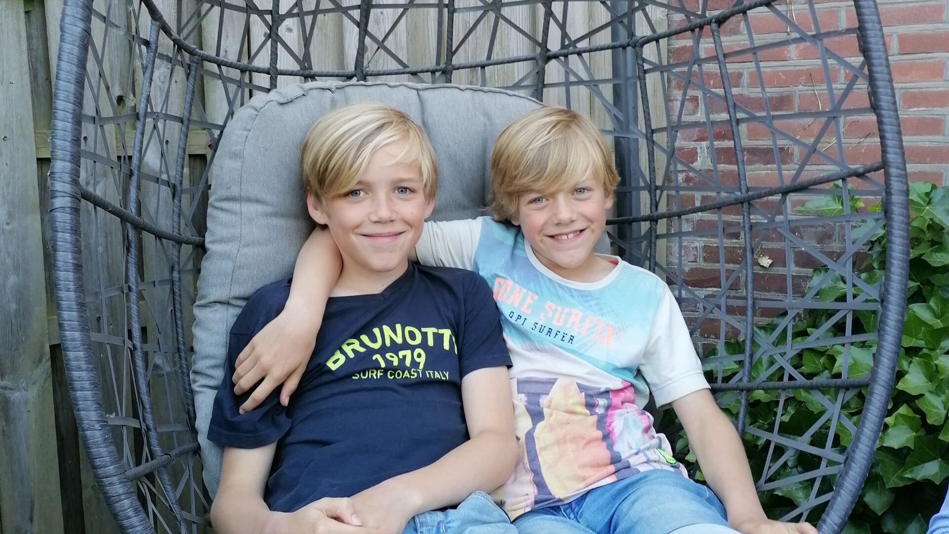 Roel (rechts) en zijn zijn broer Lars, die ook meeloopt.