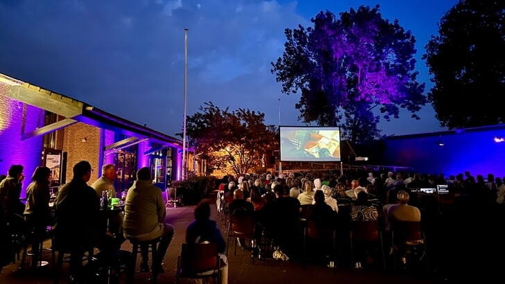 Filmliefhebbers genieten van filmavonden onder de sterrenhemel aan Stadswal Gorinchem. 