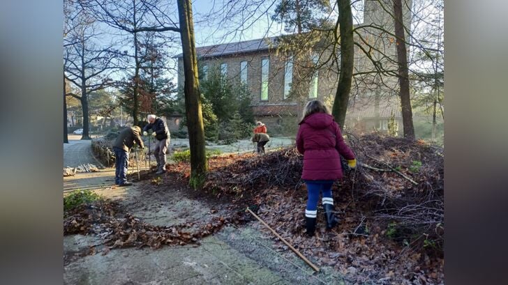 Gezamenlijk aan de slag in de tuin