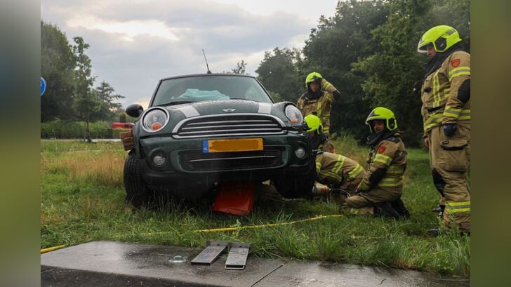De schade aan beide voertuigen is groot.