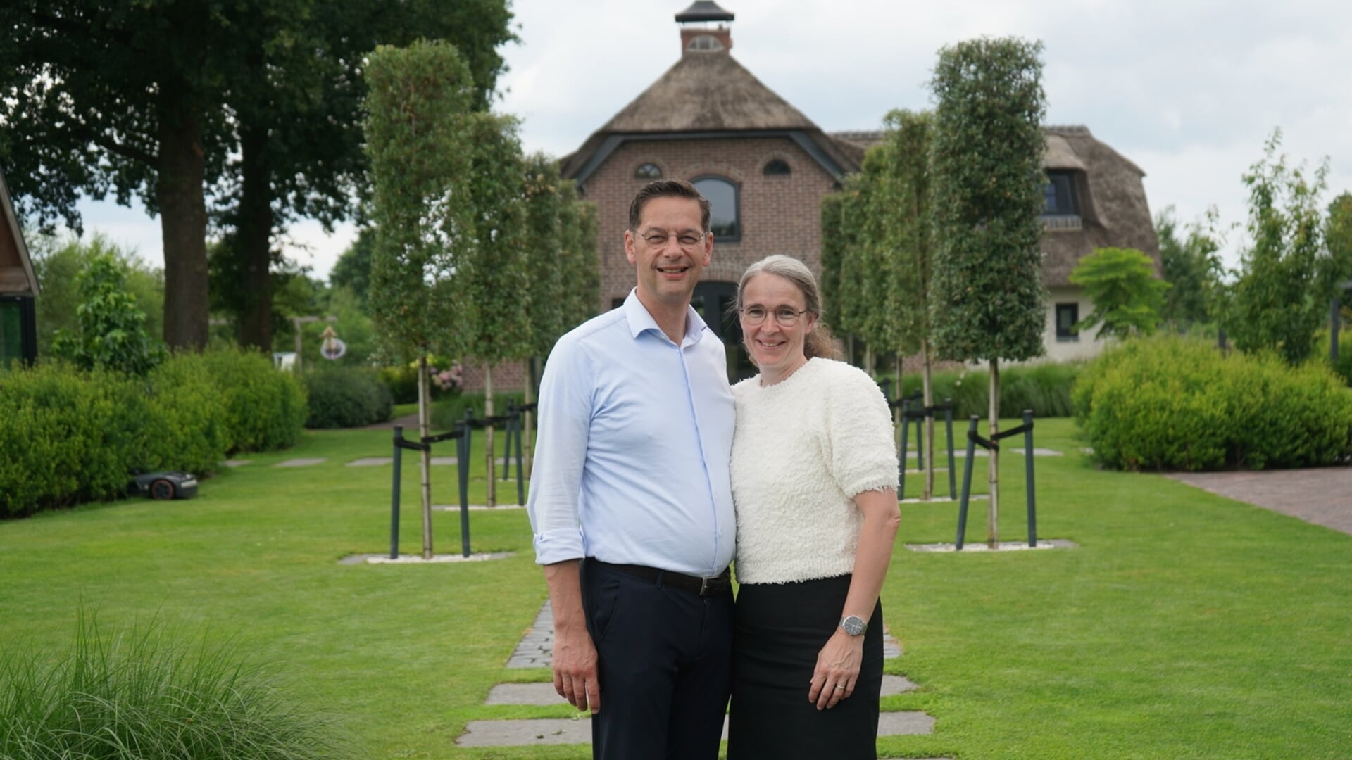 Eddy en Gerrita van Dijk op hun Landgoed Mijllerwoud. De B&B is genaamd 'Mijlerzicht'