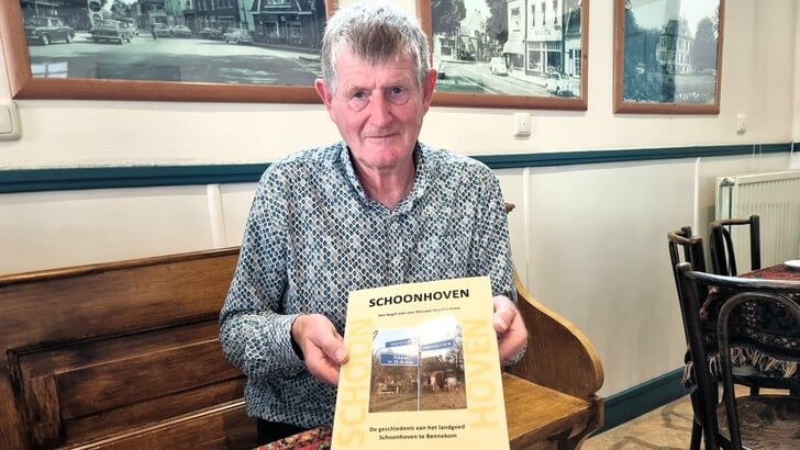 Bennekommer Jan van Eck toont zijn boek ‘Schoonhoven, het begin van een nieuwe geschiedenis’.