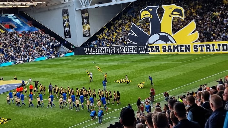 De teams van Vitesse en FC Den Bosch betreden op 9 mei 2025 het GelreDome. Het is niet alleen de laatste competitiewedstrijd van het seizoen 2024-2025, maar na de desastreuze uitspraak van de beroepsrechter ook de laatste officiële wedstrijd van de Arnhemse profclub in haar 133-jarig bestaan. 