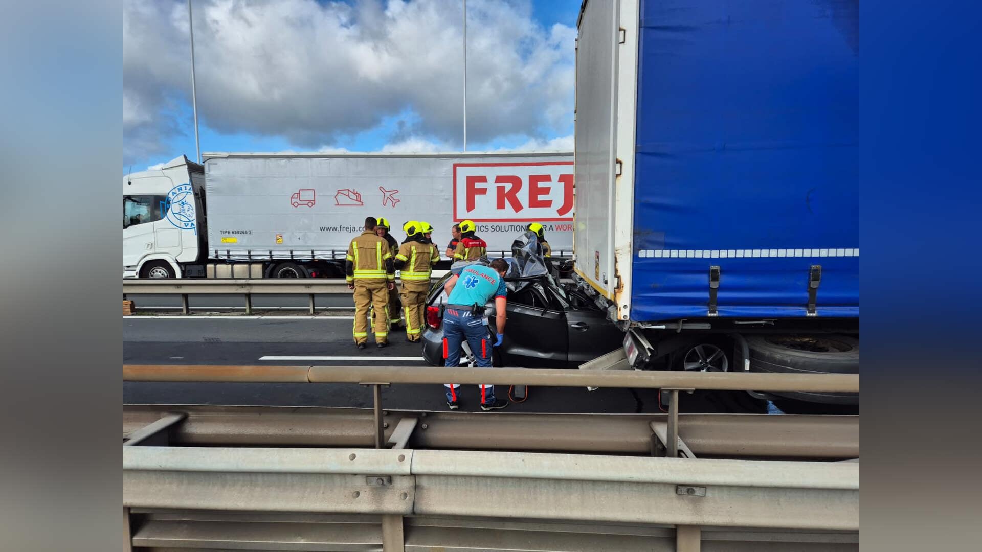 Auto onder vrachtwagen op de A27; traumahelikopter landt op snelweg -  destadgorinchem.nl Nieuws uit de regio Gorinchem