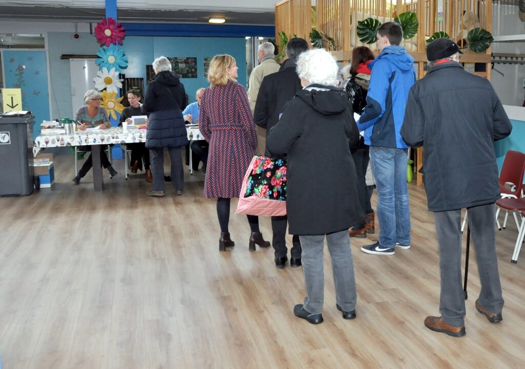  Stemmers samen in de rij voor de gemeenteraadsverkiezing in 2018; een beeld dat inmiddels bevreemding oproept.  