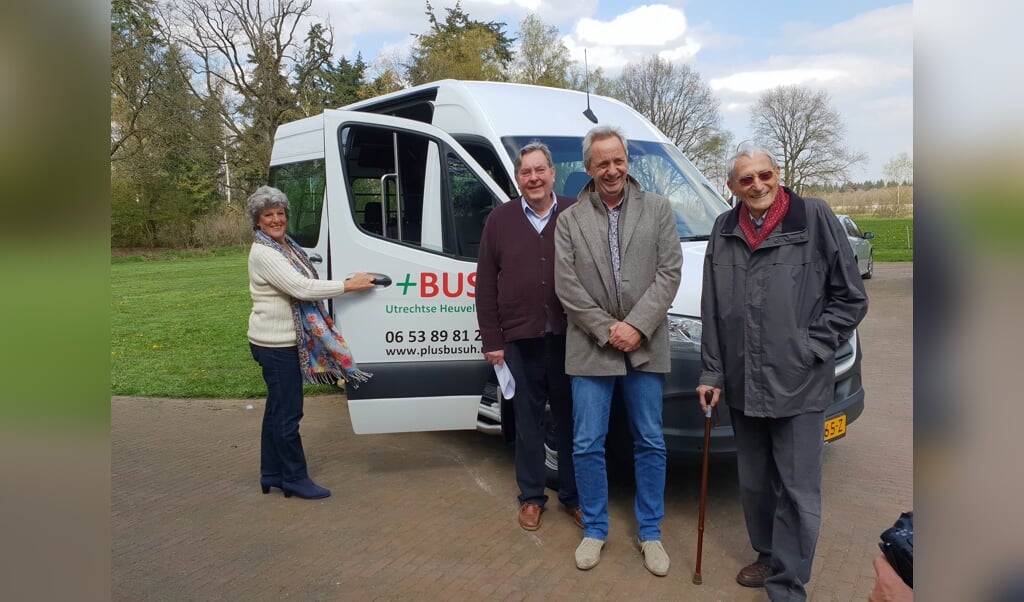 De 'onthulling' van de nieuwe bus gebeurde door Jaap Meijer (oudste deelnemer) uit Doorn de strik door te laten knippen.