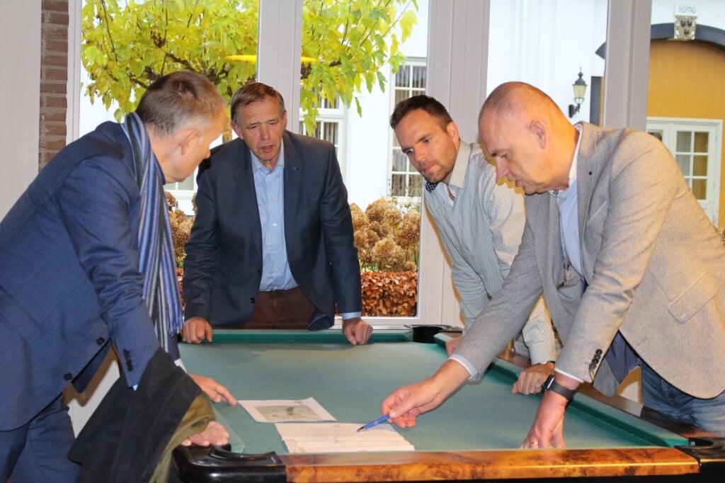 BSW vice-voorzitter Gijs de Kruif toont de bedrijventerreinen aan Huib van Essen en Derk Boswijk.