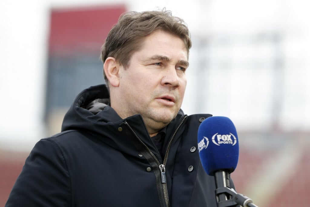 Technisch directeur Max Huiberts van AZ Alkmaar geeft een toelichting op het ontslag van coach Arne Slot.