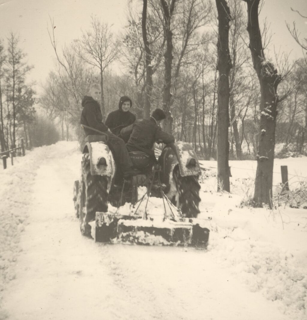Zo te zien werd hier sneeuw geruimd en dat ging prima met een tractor. Zo kon je via dit weggetje boerderij ‘Surksum’ weer prima bereiken.