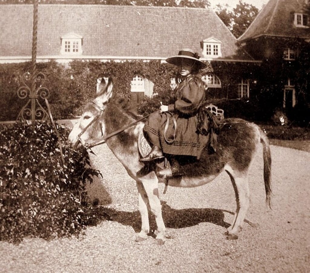 Elisabeth Bentinck op een ezel. 
