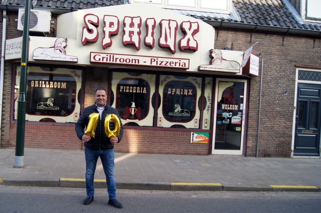 Mimo is sinds zijn zestiende werkzaam in de horeca en tien jaar geleden besloot hij als chef-kok Sphinx aan de Dorpsstraat 161 over te nemen.
