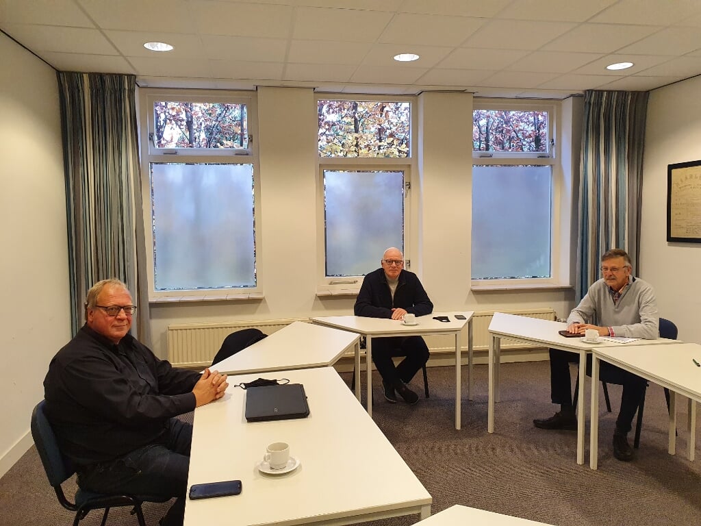 Coördinator Henrie Pastoor, coördinator Arie van de Wetering en voorzitter Jacob van Vliet van IDH Schuldhulp (van links naar rechts). 