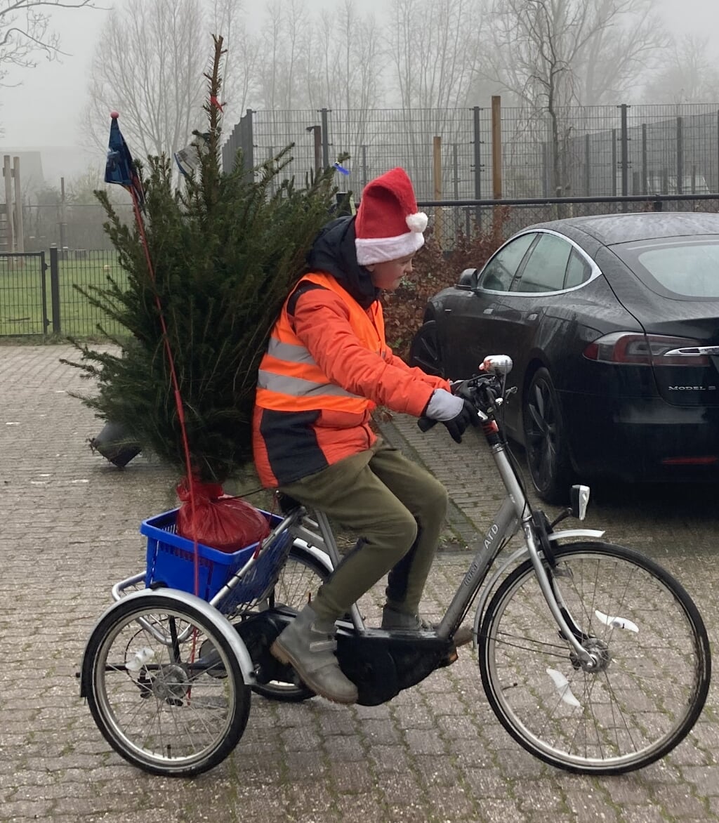 De service gaat ver: Giel bezorgt kerstbomen voor de WoonDroom-actie.