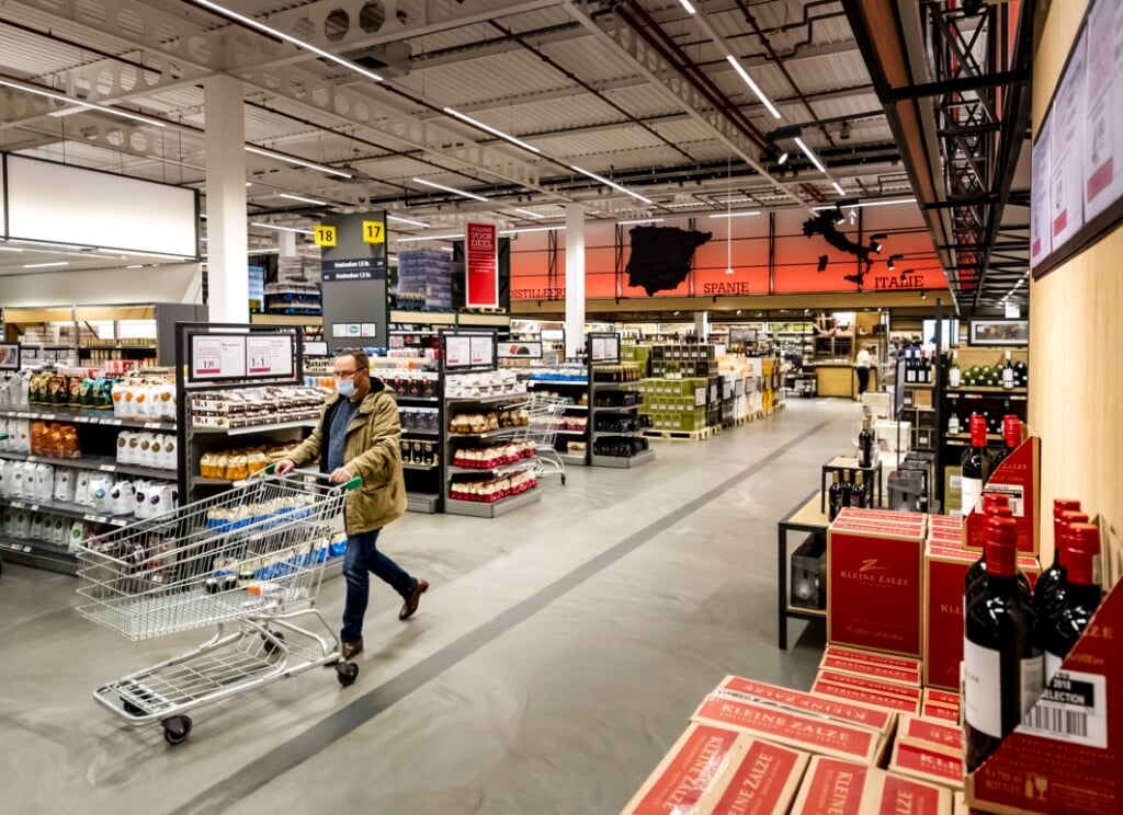 2020-10-15 16:31:56 AMSTERDAM - Klanten in een filiaal van groothandel Sligro. Meerdere groothandels openen hun deuren weer voor consumenten, om de druk op reguliere supermarkten te verlichten. ANP REMKO DE WAAL