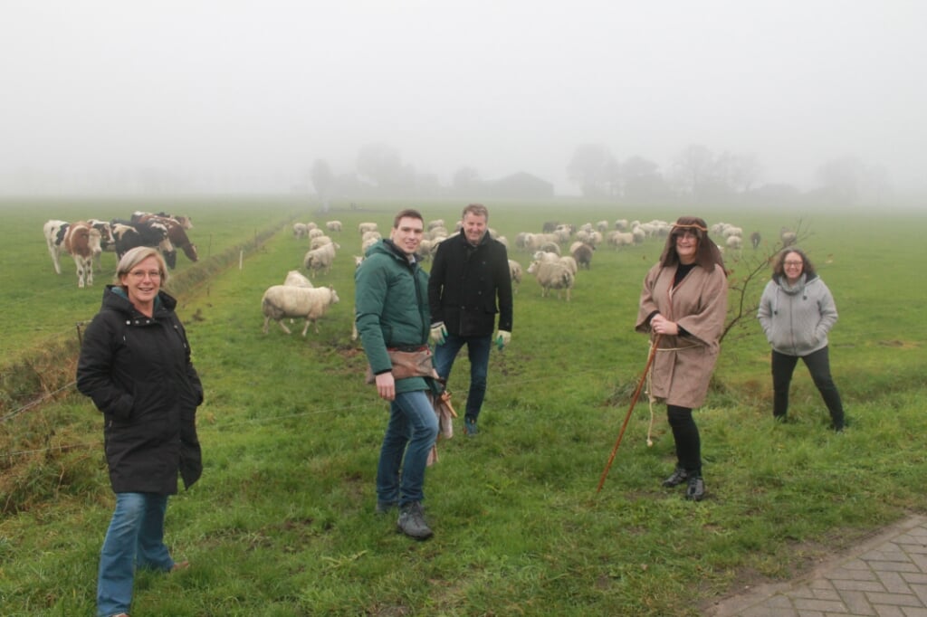 Van links naar rechts: Tineke Klomp, Arjan van Zutphen, Dirk van Hierden, Woukeline Veijer en ds. Marianne van Amerongen bij de schapen.