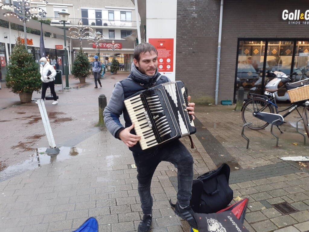 Gocho op 'zijn' plekje voor de Albert Heijn in Doorn. ,,Nederlanders zijn wel vriendelijk.”