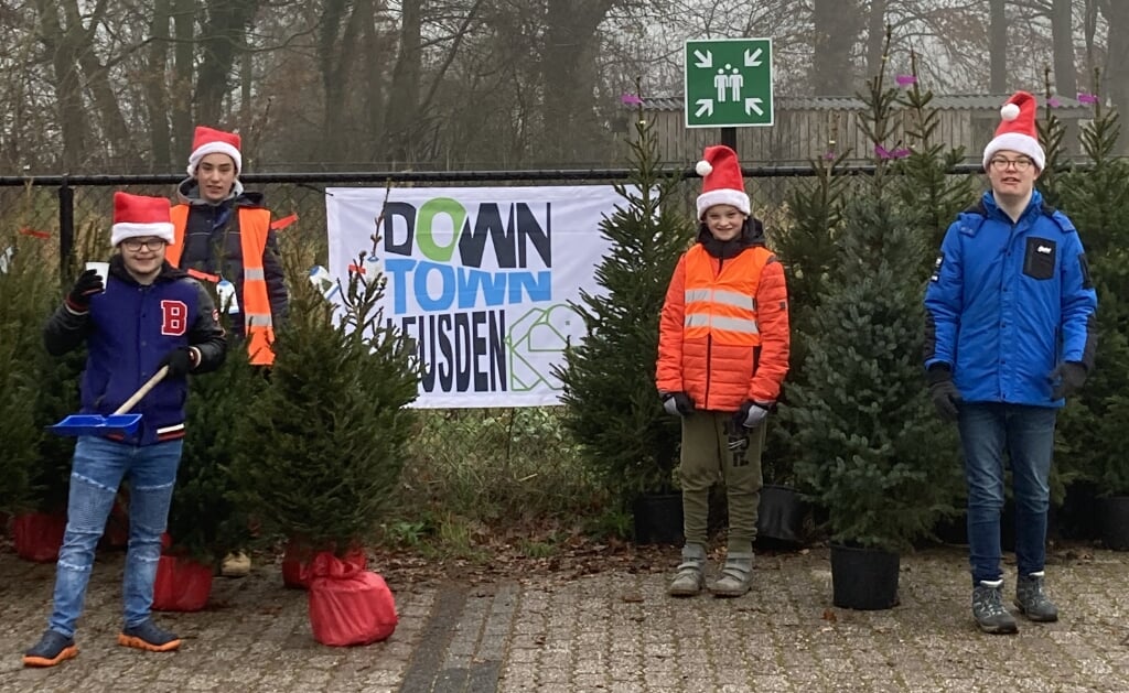 Brett, Tijn, Giel en Tom (harde werkers Daan en Mick ontbreken helaas op de foto) waren de hele dag actief voor WoonDroom Leusden.