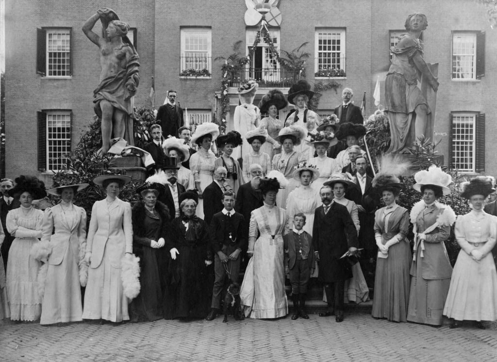 Groepsfoto begin 20ste eeuw met op de voorgrond de familie van Aldenburg. 