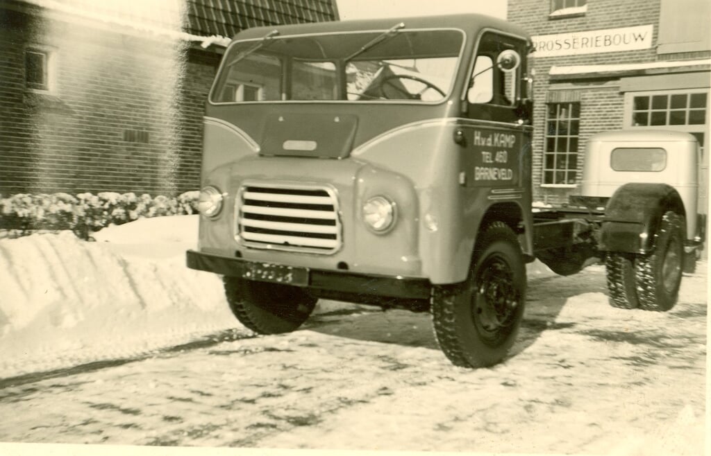In de sneeuw wacht deze vrachtwagen van H. van de Kamp bij carrosseriebouwer Van Ravenhorst aan de Nijkerkerweg (nu Schoutenstraat) op zijn opbouw.