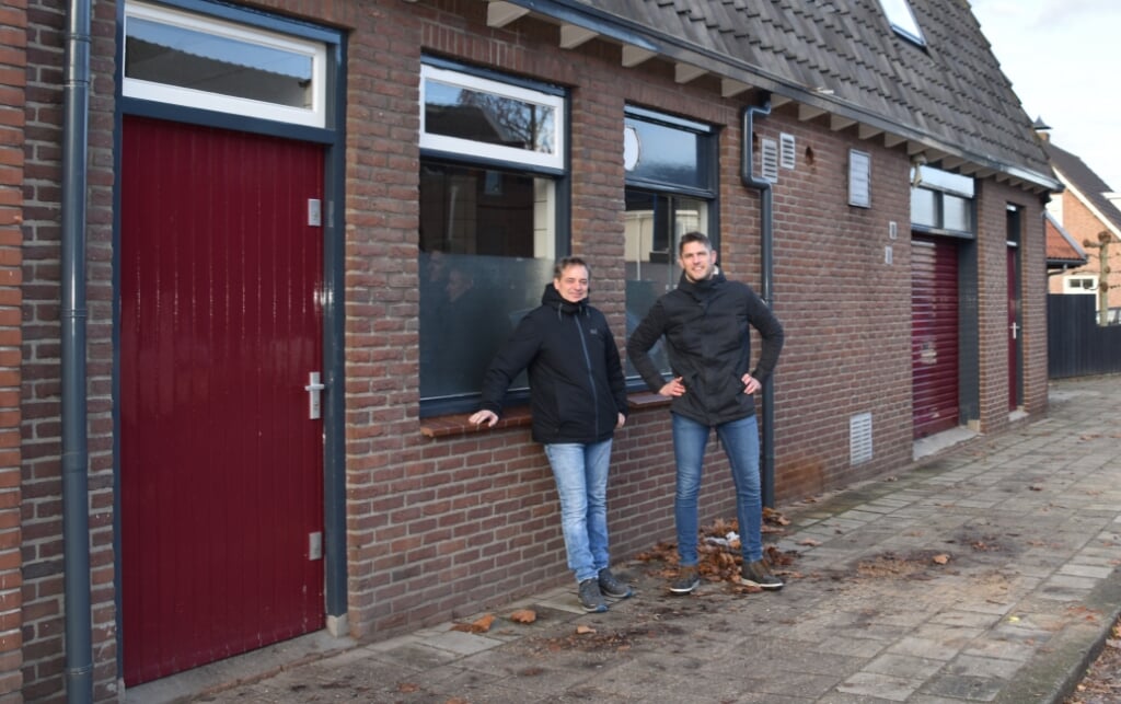 Jan-Willem van Koot (links) en Dennie van de Bovenkamp (rechts) voor het pand van bakkerij Van Looijengoed aan de Torenstraat 10.