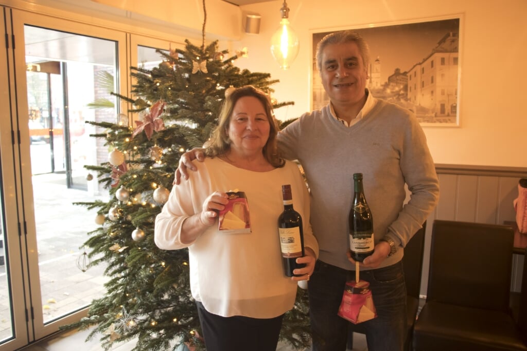 Anna Maria en Pino Damico trakteren deze feestdagen op een traditionele Italiaanse Pandoro en een flesje wijn.