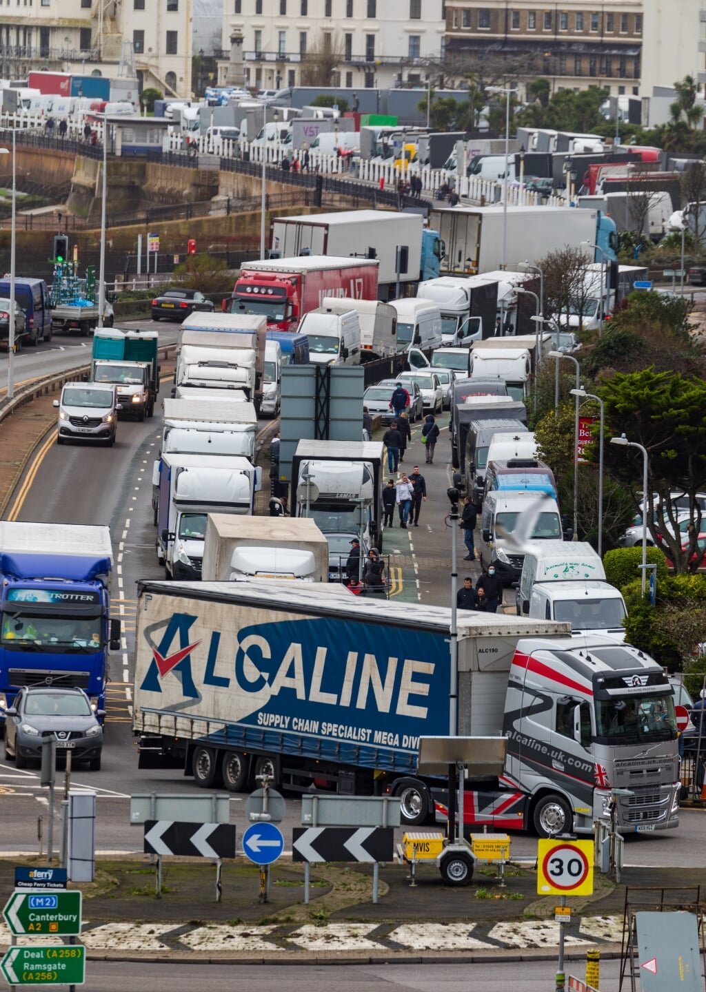 2020-12-22 13:58:59 epa08899580 Lorry queues at the entrance to the port in Dover, Britain, 22 December 2020. France has closed its border with the UK for 48 hours over concerns about the new coronavirus variant. Freight lorries cannot cross by sea or through the Eurotunnel and the Port of Dover has closed to outbound traffic.  EPA/VICKIE FLORES