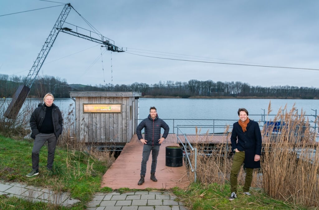 De nieuwe eigenaren Henri Ector (links) en Arjan Kraan (midden) met Leisurelands-directeur Kees Rutten.