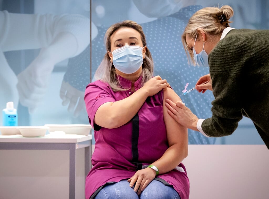 De 39-jarige verpleeghuismedewerkster Sanna Elkadiri is vanmorgen in Veghel als eerste in Nederland ingeënt met het coronavaccin. 