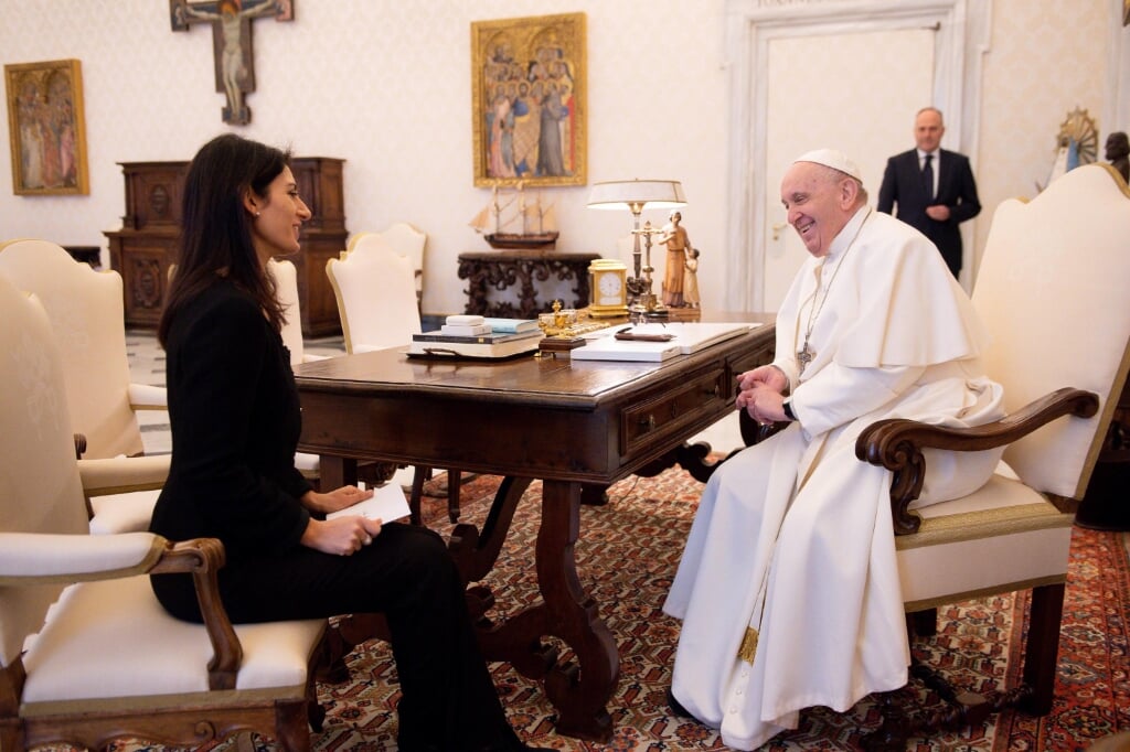 2021-01-08 14:49:15 epa08926341 This handout photo provided by the Vatican Media shows Pope Francis receiving Rome Mayor Virginia Raggi during an audience at the Vatican, 08 January 2021.  EPA/VATICAN MEDIA HANDOUT  HANDOUT EDITORIAL USE ONLY/NO SALES