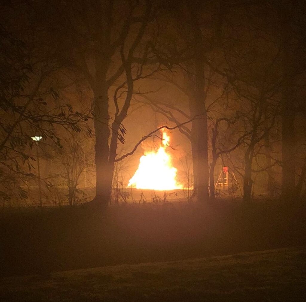 Tijdens de jaarwisseling is de speeltuin aan het winkelpand in park Schothorst vernield.