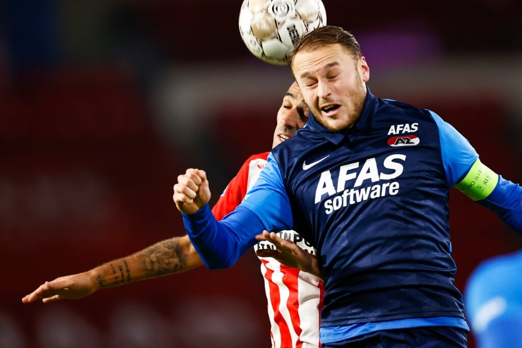 PSV-spits Eran Zahavi (links) in duel met tweevoudig doelpuntenmaker Teun Koopmeiners van AZ.