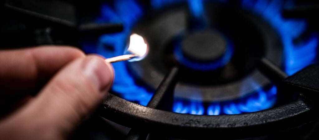 Een brandende gaspit in een fornuis. De Europese prijzen voor aardgas dalen.