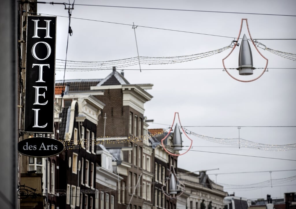 2021-01-15 13:56:44 AMSTERDAM - Een hotel in Amsterdam. In andere steden zal het aantal hotelovernachtingen in 2022 weer op het niveau zijn van 2019. Amsterdam moet vermoedelijk een jaar langer wachten op volledig herstel. ANP KOEN VAN WEEL
