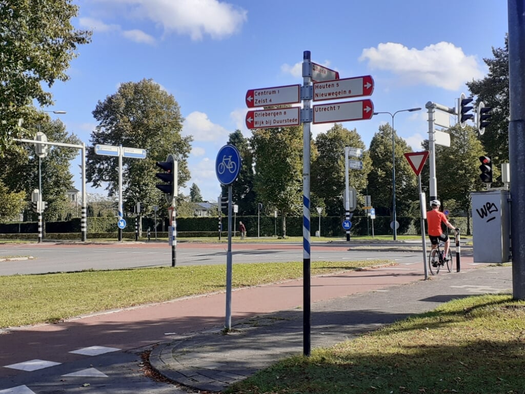 De kruising van de Provinciale weg en de Van Zijldreef zou de gemeente graag vervangen door een rotonde. 