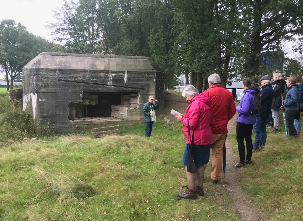 Jan van Egdom legt de hoedanigheden van de Duitse bunker R703 uit aan een enthousiaste groep deelnemers aan de tocht langs de oorlogsobjecten