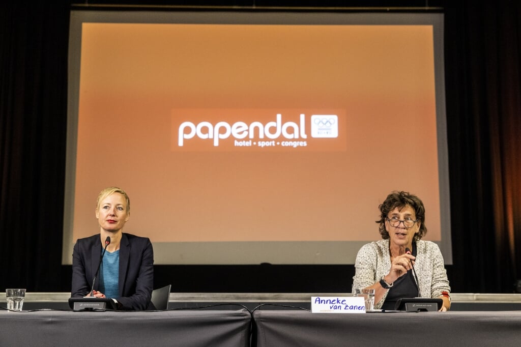 Marieke van der Plas (directeur KNGU, links) en Anneke van Zanen-Nieberg, voorzitter van NOC*NSF tijdens de persconferentie.