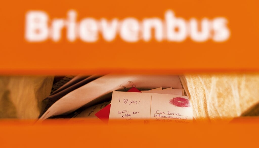 2015-02-13 14:54:22 LEIDEN - Bezoekers kunnen bij een stand van PostNL een gratis valentijnskaart sturen met een kus in plaats van een postzegel. ANP REMKO DE WAAL