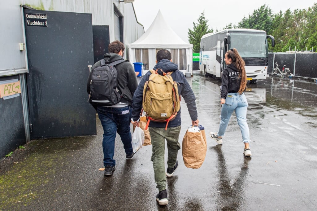 Vluchtelingen komen aan bij de noodopvanglocatie van het Centraal Orgaan opvang Asielzoekers in de Zeelandhallen in Goes.